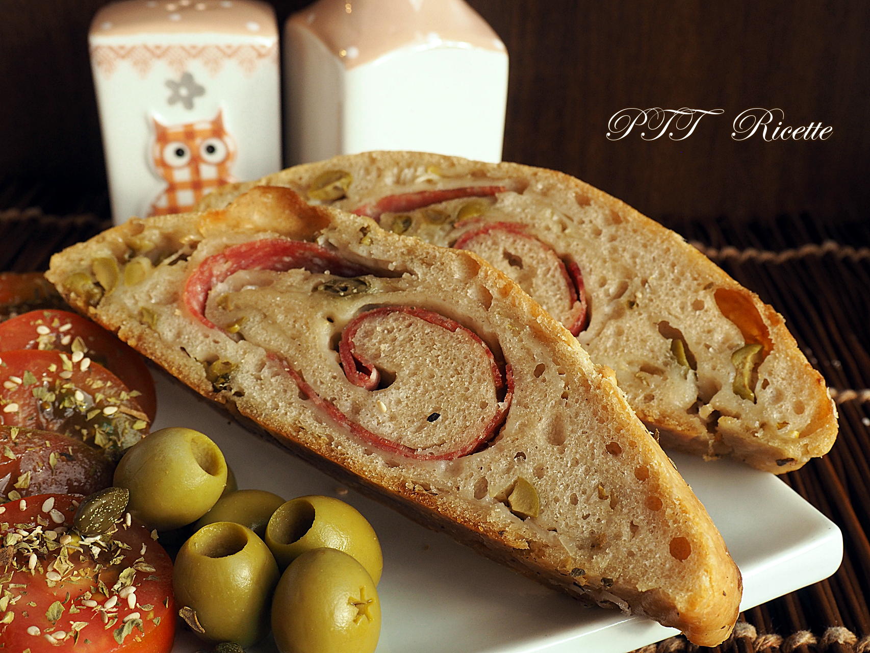 Rotolo salato farcito con salame, provolone e olive (con licoli) PTT