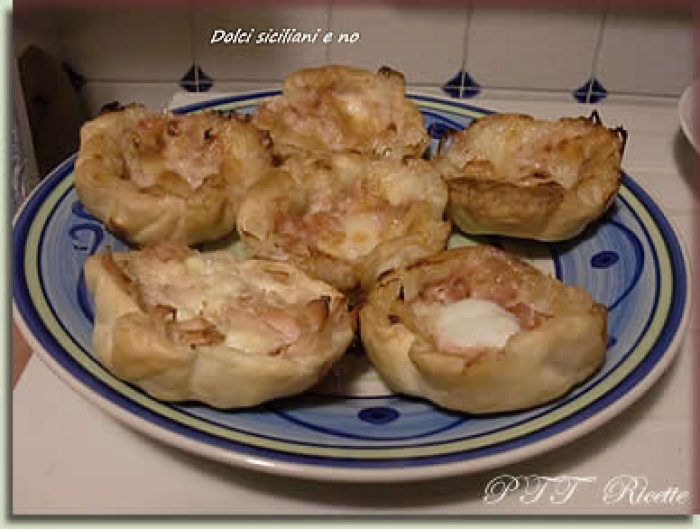 Cestini di pasta sfoglia con prosciutto cotto e besciamella - PTT Ricette