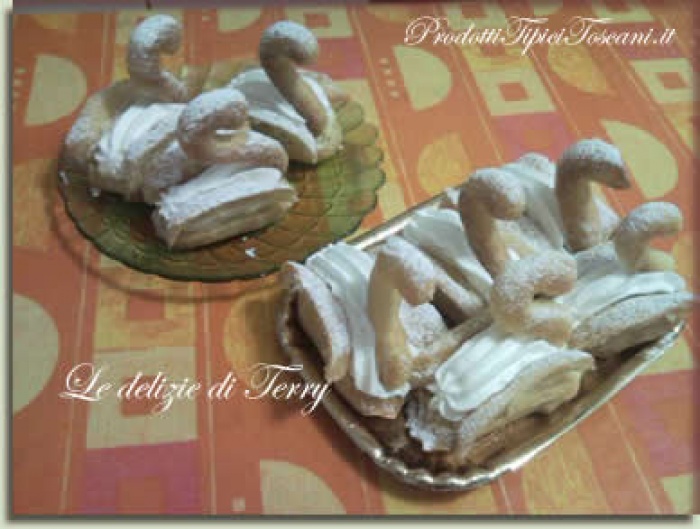 Cigni Di Pasta Choux Con Panna E Crema Pasticcera