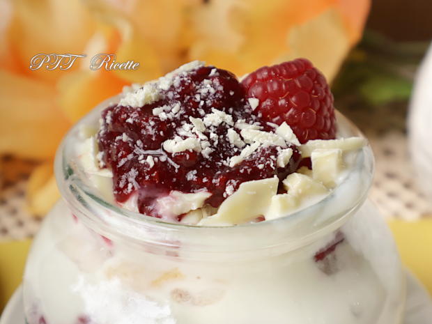 Dessert allo yogurt al miele con lamponi, confettura e cioccolato bianco 10
