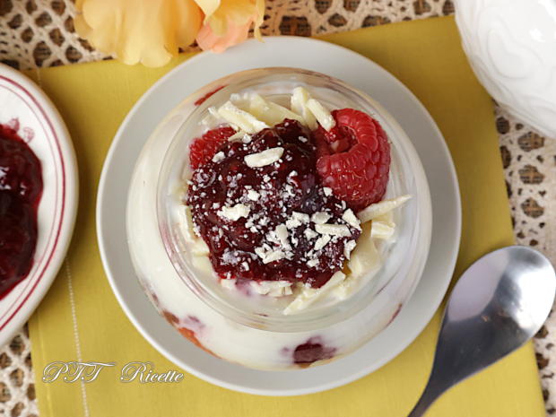 Dessert allo yogurt al miele con lamponi, confettura e cioccolato bianco 11