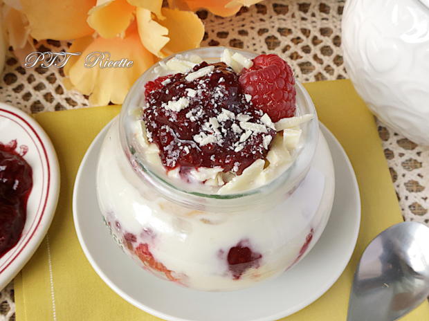 Dessert allo yogurt al miele con lamponi, confettura e cioccolato bianco 12