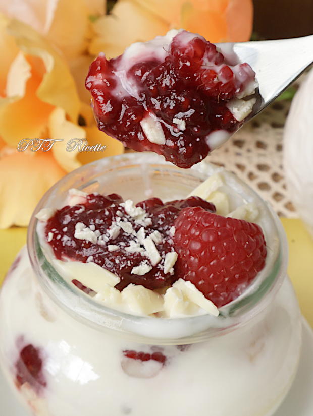Dessert allo yogurt al miele con lamponi, confettura e cioccolato bianco 13