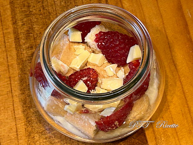 Dessert allo yogurt al miele con lamponi, confettura e cioccolato bianco 3