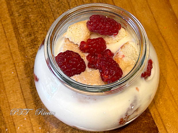 Dessert allo yogurt al miele con lamponi, confettura e cioccolato bianco 4