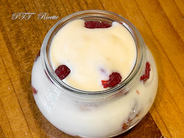 Dessert allo yogurt al miele con lamponi, confettura e cioccolato bianco 5
