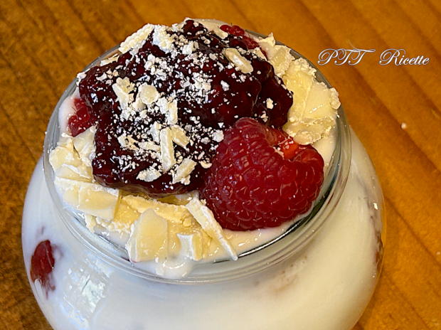 Dessert allo yogurt al miele con lamponi, confettura e cioccolato bianco 6