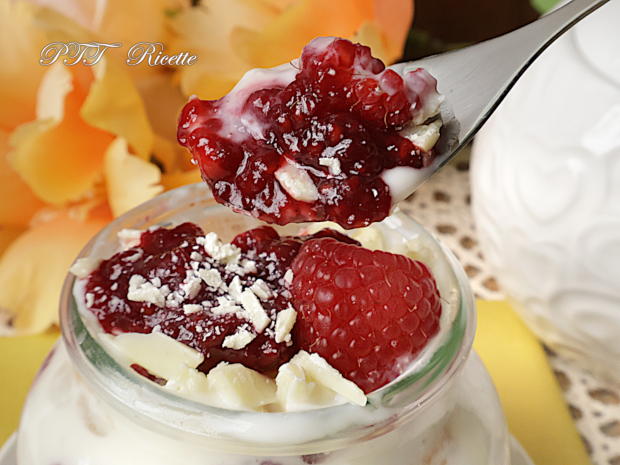 Dessert allo yogurt al miele con lamponi, confettura e cioccolato bianco 7