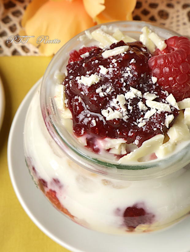 Dessert allo yogurt al miele con lamponi, confettura e cioccolato bianco 8