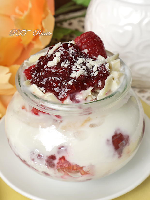 Dessert allo yogurt al miele con lamponi, confettura e cioccolato bianco 9