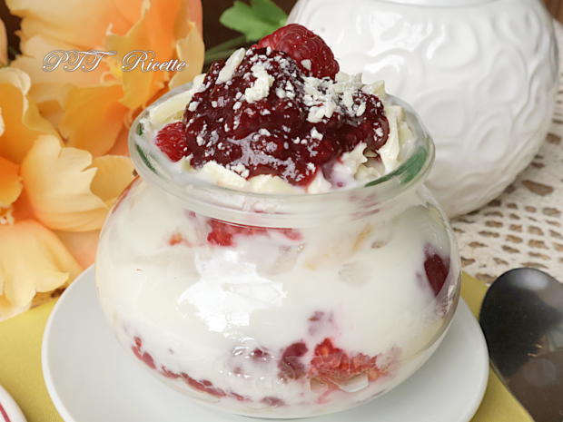 Dessert allo yogurt al miele con lamponi, confettura e cioccolato bianco