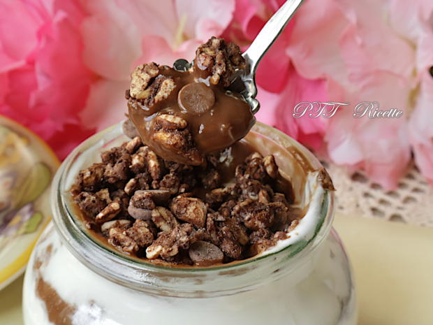 Dessert allo yogurt e crema al cioccolato con croccante granola 10