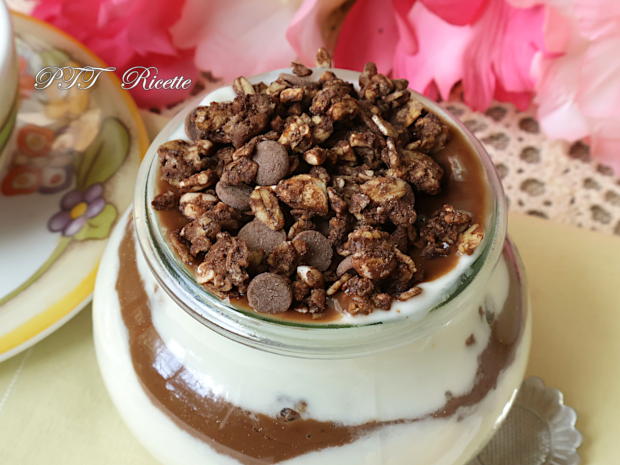 Dessert allo yogurt e crema al cioccolato con croccante granola 11