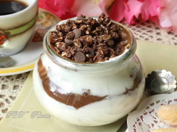 Dessert allo yogurt e crema al cioccolato con croccante granola 12