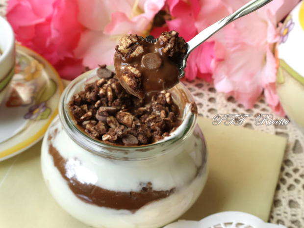 Dessert allo yogurt e crema al cioccolato con croccante granola 13
