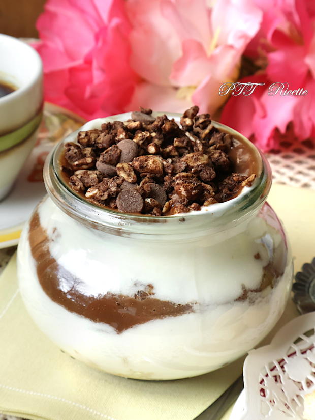 Dessert allo yogurt e crema al cioccolato con croccante granola 14