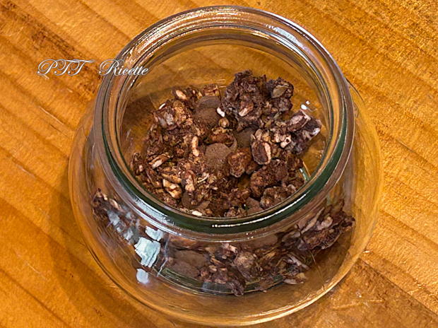 Dessert allo yogurt e crema al cioccolato con croccante granola 2