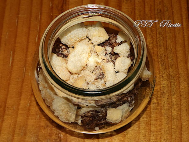 Dessert allo yogurt e crema al cioccolato con croccante granola 3