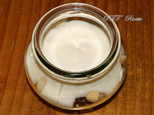 Dessert allo yogurt e crema al cioccolato con croccante granola 4