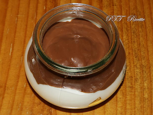 Dessert allo yogurt e crema al cioccolato con croccante granola 5