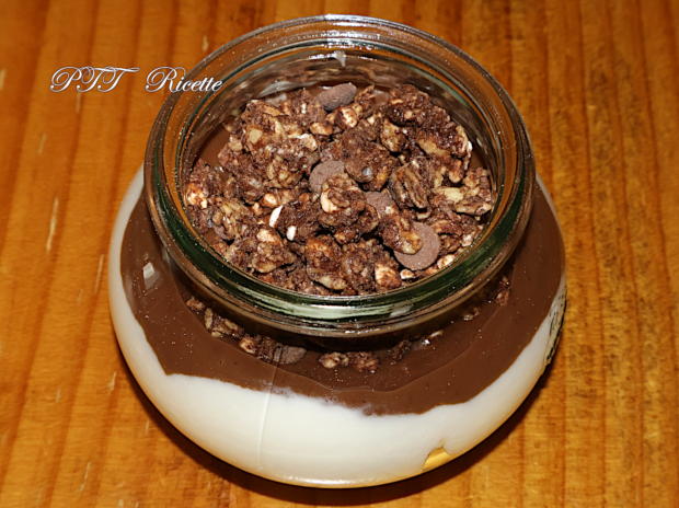 Dessert allo yogurt e crema al cioccolato con croccante granola 6