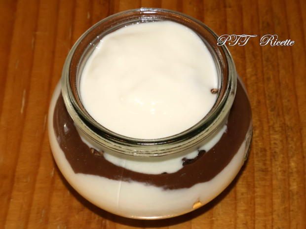 Dessert allo yogurt e crema al cioccolato con croccante granola 7