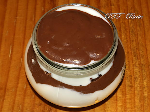 Dessert allo yogurt e crema al cioccolato con croccante granola 8