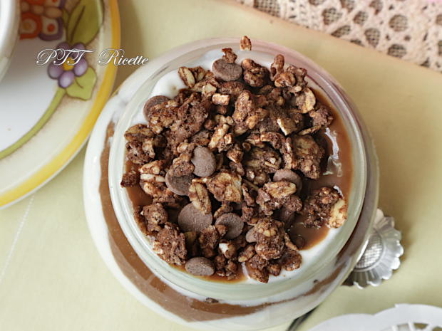 Dessert allo yogurt e crema al cioccolato con croccante granola 9