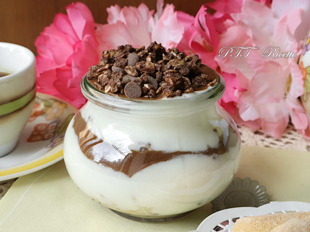 Dessert allo yogurt e crema al cioccolato con croccante granola