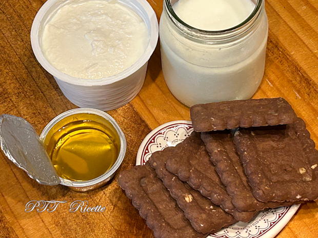 Dessert in bicchiere con biscotti e crema allo yogurt, ricotta e miele 1