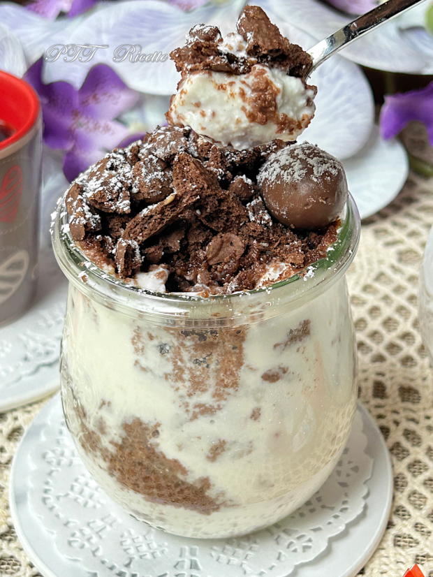 Dessert in bicchiere con biscotti e crema allo yogurt, ricotta e miele 10