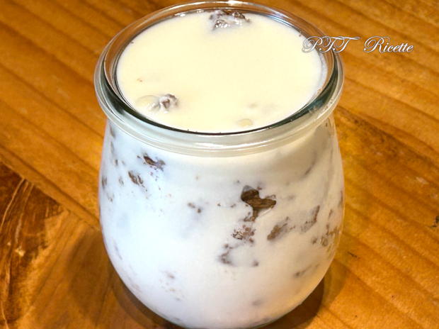 Dessert in bicchiere con biscotti e crema allo yogurt, ricotta e miele 2