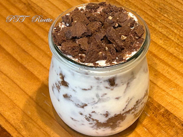 Dessert in bicchiere con biscotti e crema allo yogurt, ricotta e miele 3