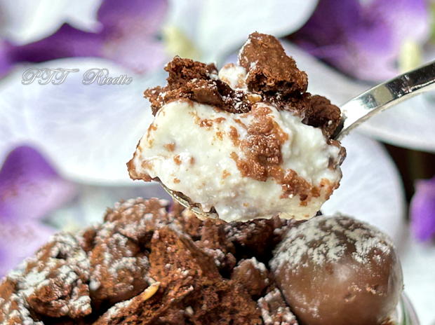 Dessert in bicchiere con biscotti e crema allo yogurt, ricotta e miele 4