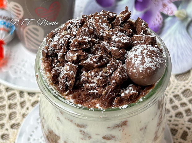 Dessert in bicchiere con biscotti e crema allo yogurt, ricotta e miele 5