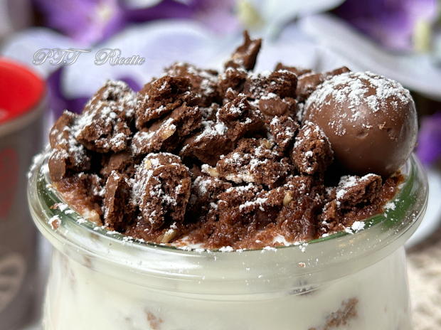 Dessert in bicchiere con biscotti e crema allo yogurt, ricotta e miele 6