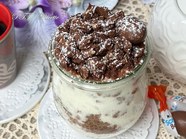 Dessert in bicchiere con biscotti e crema allo yogurt, ricotta e miele 7