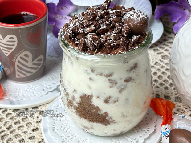 Dessert in bicchiere con biscotti e crema allo yogurt, ricotta e miele 8