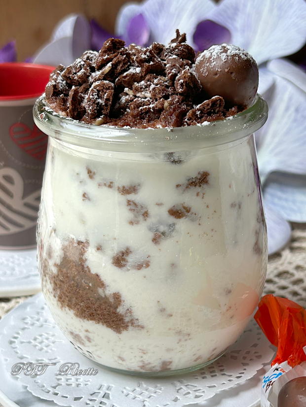 Dessert in bicchiere con biscotti e crema allo yogurt, ricotta e miele 9