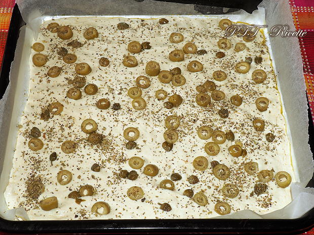 Focaccia capperi e olive 1
