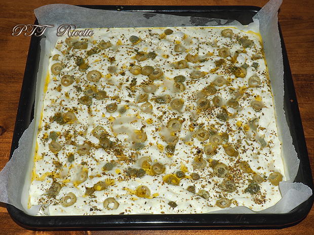 Focaccia capperi e olive 2