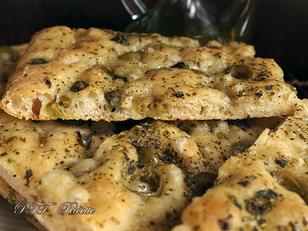 Focaccia capperi e olive 3