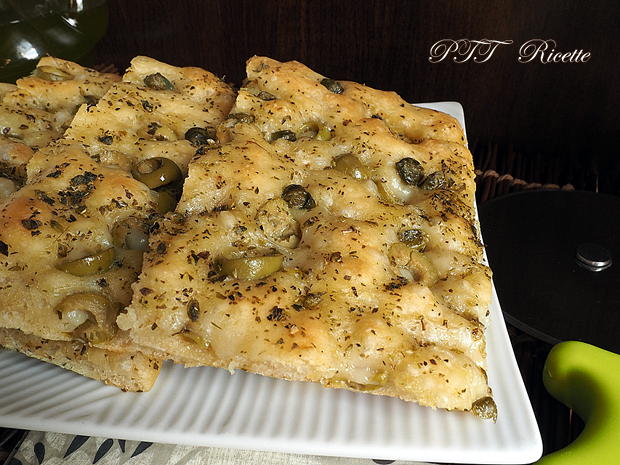 Focaccia capperi e olive 4