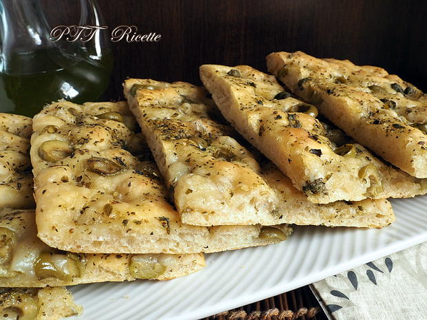 Focaccia capperi e olive 5