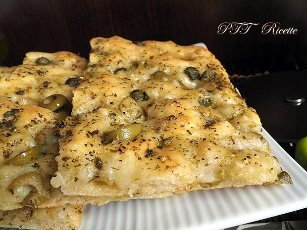 Focaccia capperi e olive 6