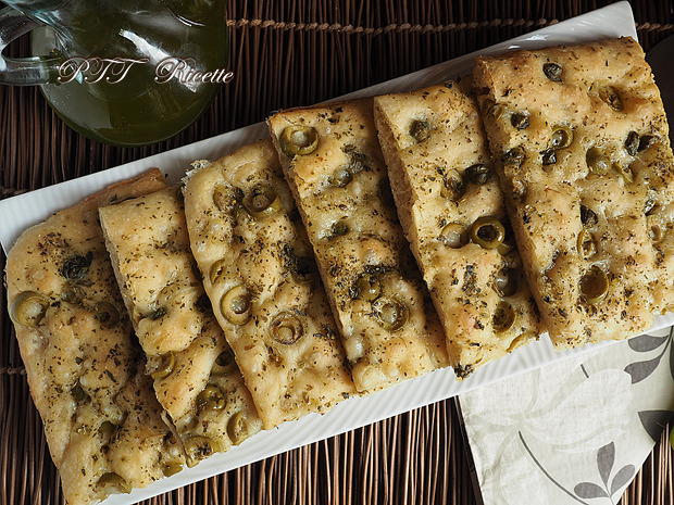 Focaccia capperi e olive 7