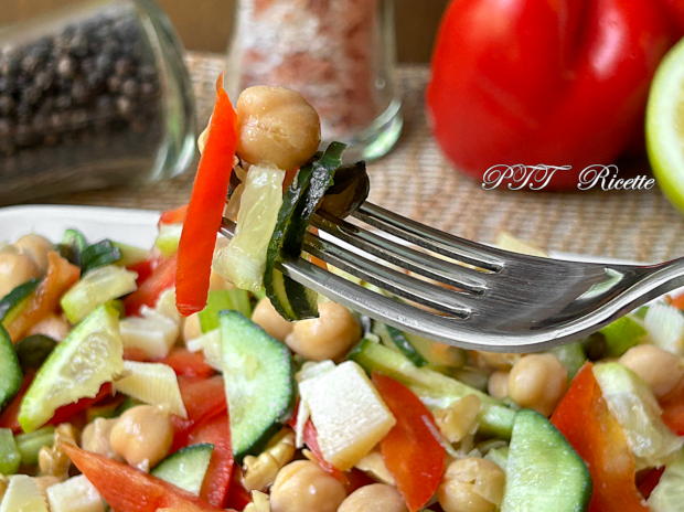 Insalata arcobaleno con ceci e ortaggi misti - Insalata fresca estiva 3