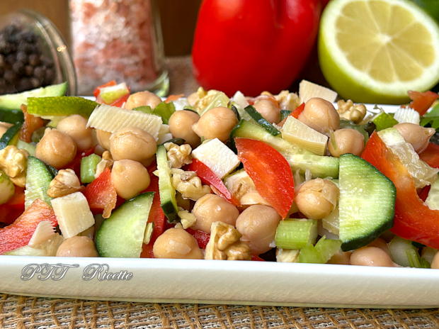 Insalata arcobaleno con ceci e ortaggi misti - Insalata fresca estiva 4