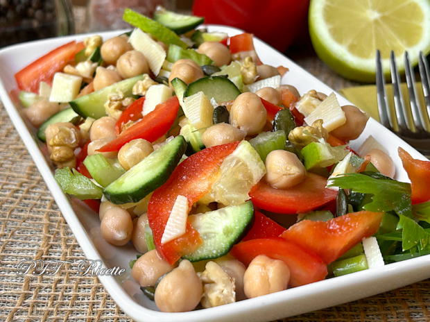 Insalata arcobaleno con ceci e ortaggi misti - Insalata fresca estiva 5