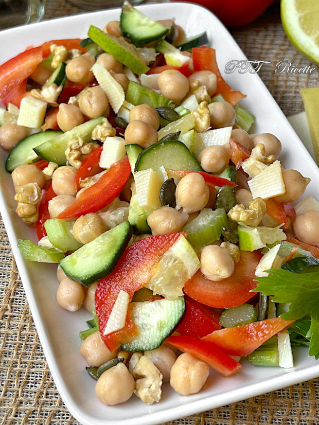 Insalata arcobaleno con ceci e ortaggi misti - Insalata fresca estiva 7
